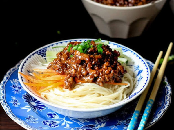 Ngoài vịt quay, Bắc Kinh còn món gì đáng thử? Gợi ý lẩu, mì tương và các món địa phương