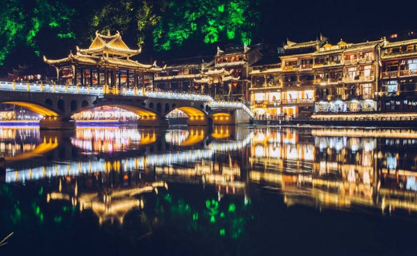 Khám phá Phượng Hoàng Cổ Trấn về đêm: Đi đâu, Ăn gì?