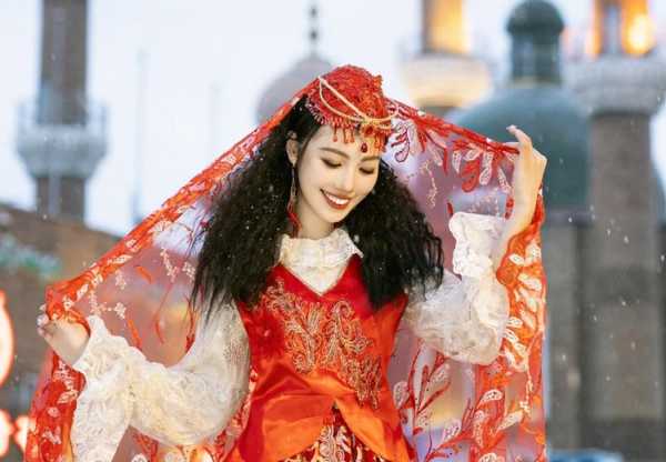 Chụp ảnh dân tộc (Duy Ngô Nhĩ/Kazakh) ở Tân Cương: thuê trang phục ở đâu và giá khoảng bao nhiêu?