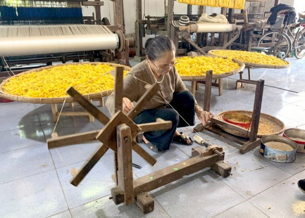 Tơ lụa Tô Châu: Tham quan xưởng và cách nhận biết lụa thật