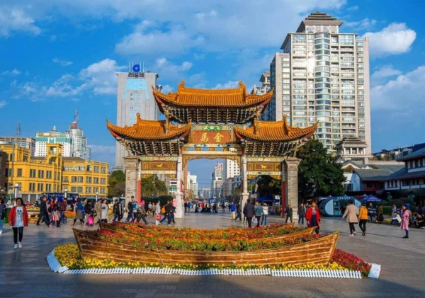 Điều gì khiến Côn Minh được ví là 'thành phố mùa xuân'?