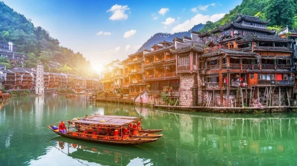 Khách sạn ở Trương Gia Giới và Phượng Hoàng Cổ Trấn nên chọn khu nào?