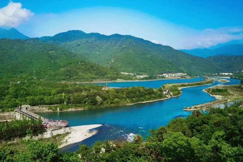 Trung tâm gấu trúc Đô Giang Yển và Thành Đô khác gì nhau?