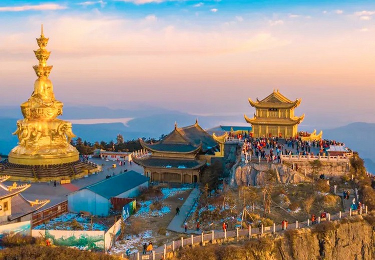 Du lịch tâm linh Trung Quốc: Nên thăm chùa và núi thiêng nào?