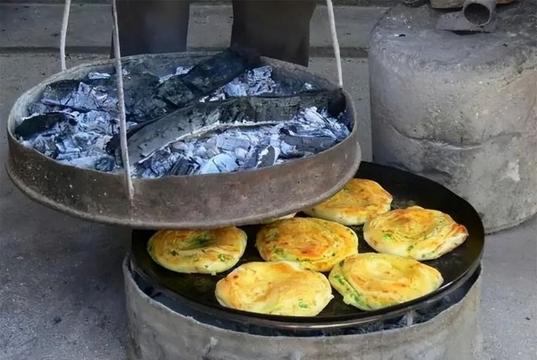 Bánh Hỷ Châu ba ba nướng than tại khu chợ trung tâm