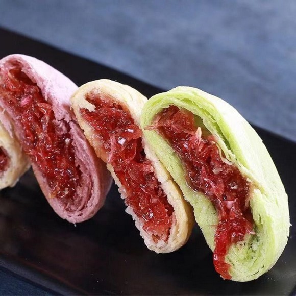 Bánh hoa hồng Đại Lý bày bán trên phố cổ