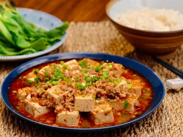 Bát đậu phụ mễ Lưu Hiểu Khánh nóng hổi bán dọc phố cổ Phù Dung Trấn