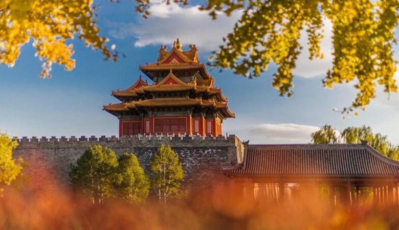 Bầu trời trong xanh mùa thu phía trên một cung điện Bắc Kinh