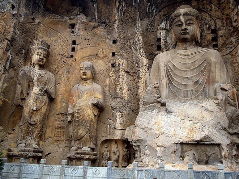 Bậc thang tham quan Long Môn Thạch Quật ven sông Y Thủy
