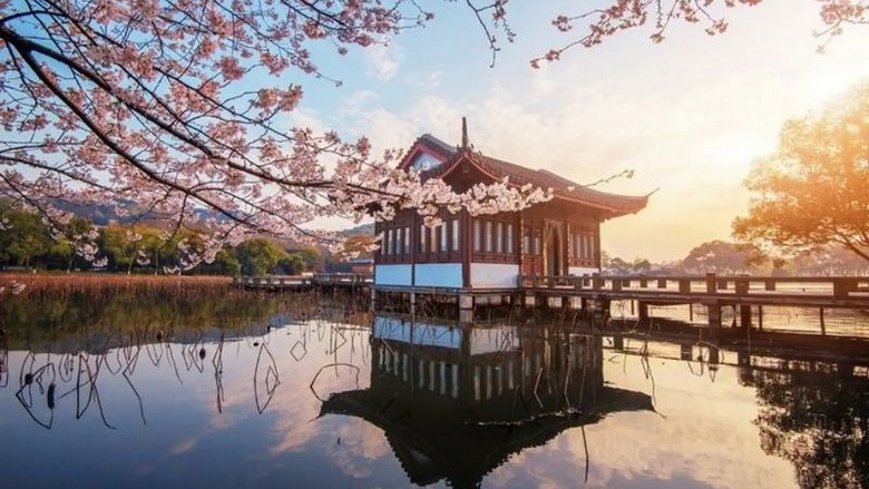 Bến thuyền gần đền Nhạc Vương bên bờ Tây Hồ