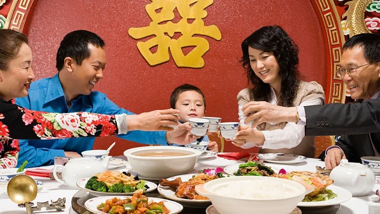 Bữa ăn Trung Quốc với bàn xoay và nhiều món chia chung