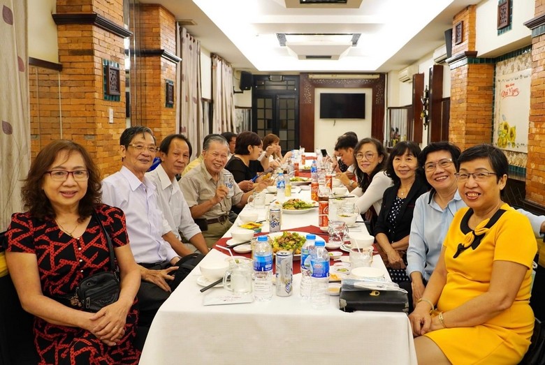 Bữa ăn nhẹ nhàng phù hợp người lớn tuổi tại một nhà hàng Tây An