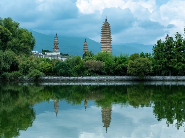 Ba ngọn tháp cổ Sùng Thánh Tự soi bóng xuống hồ nước