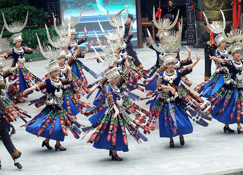 Buổi biểu diễn nhảy sào tre của người Miêu thu hút đông khách tham quan