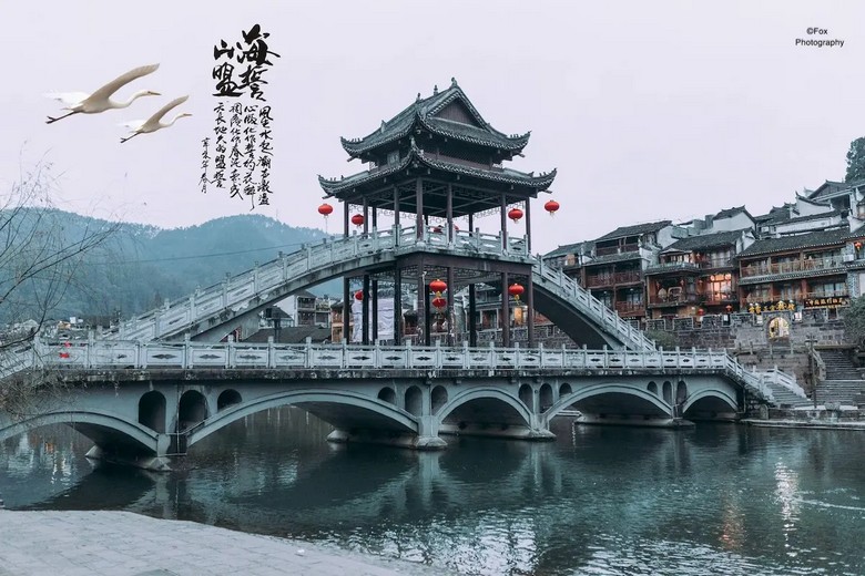Cầu Hồng Kiều hai tầng mái ngói phản chiếu trên sông Đà Giang lúc hoàng hôn