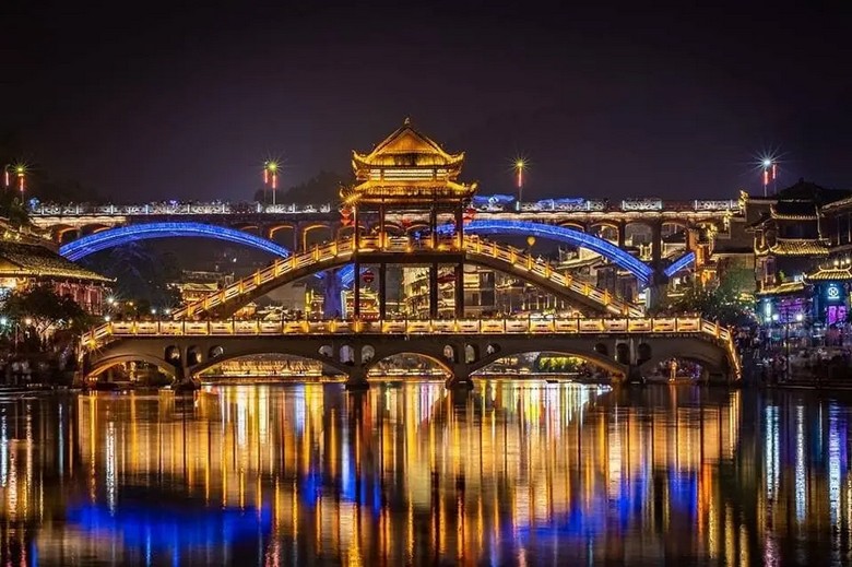 Cầu Hồng Kiều rực ánh đèn vàng phản chiếu xuống sông Đà Giang về đêm