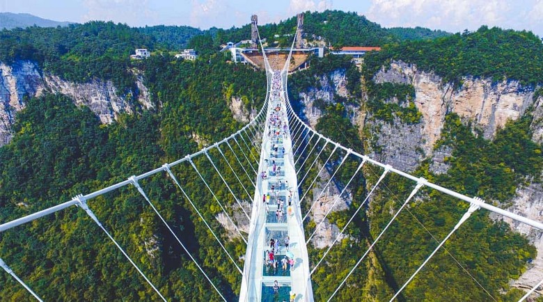 Cầu kính tại Địa Tâm Cốc, tuyến Ân Thi