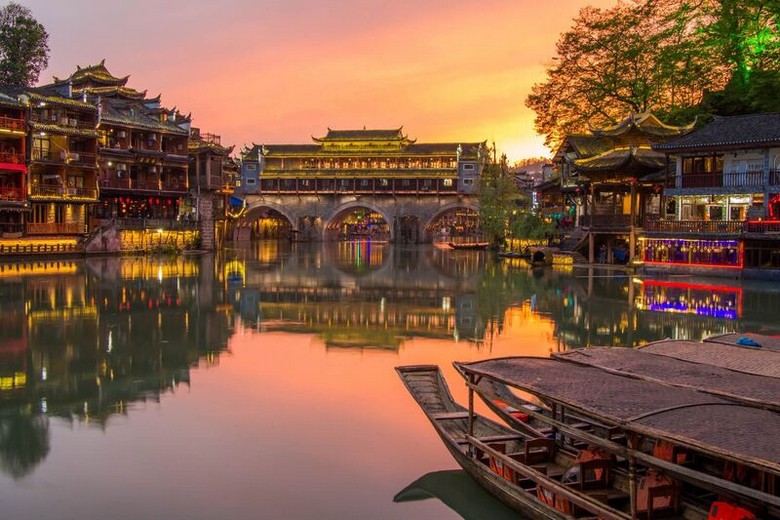 Cổng vòm Đông Môn cổ thành với kiến trúc gạch đá cát đỏ