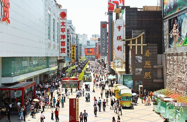 Cửa hàng và biển hiệu dọc phố Xuân Hi Lộ