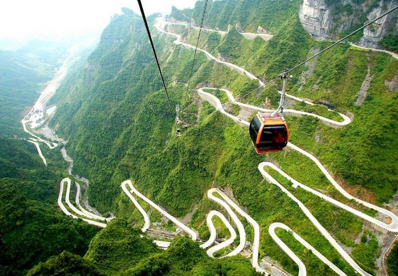 Cabin cáp treo Thiên Môn Sơn di chuyển qua vách núi dựng đứng