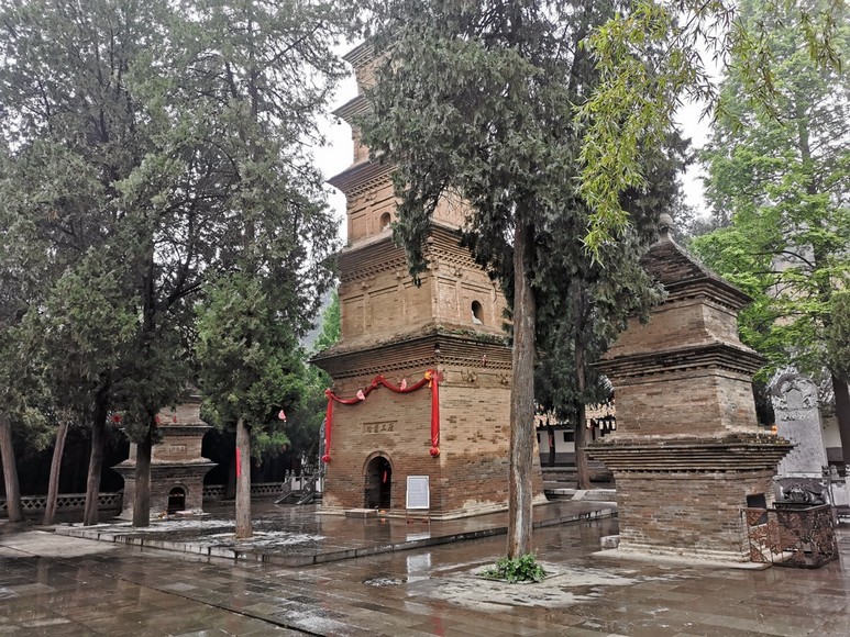 Chùa Hưng Giáo bên trong quảng trường Tứ Đăng