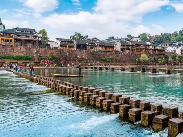 Dãy đá nhảy bắc qua sông Đà Giang tại Phượng Hoàng Cổ Trấn