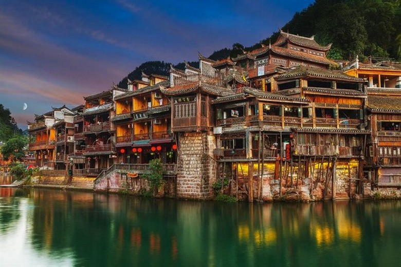 Dãy nhà sàn điếu cước lâu lên đèn đỏ phản chiếu trên sông Đà Giang về đêm