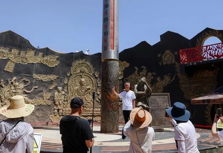 Du khách đội mũ tránh nắng khi tham quan Hỏa Diệm Sơn vào sáng sớm