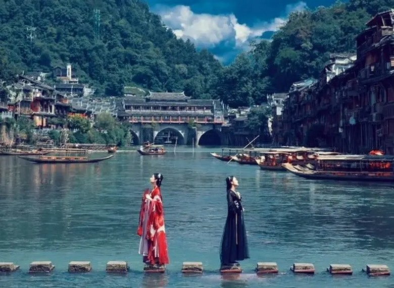 Du khách bước qua Cầu Đá Nhảy trên sông Đà Giang gần khu vực Cầu Hồng Kiều