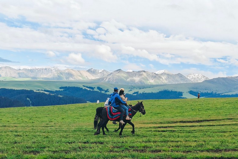 Du khách cưỡi ngựa cùng người Kazakh trên thảo nguyên ven Hồ Sayram