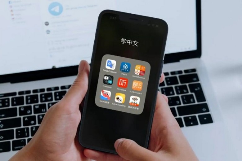 Du khách chĩa camera điện thoại vào thực đơn tiếng Trung để dịch