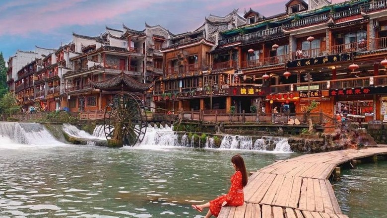 Du khách chụp ảnh phong cảnh tại một điểm tham quan nổi tiếng ở Trung Quốc