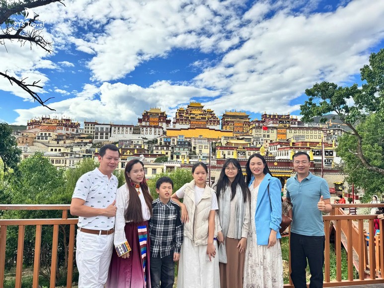 Du khách mặc áo ấm tham quan Shangri-La buổi sáng sớm