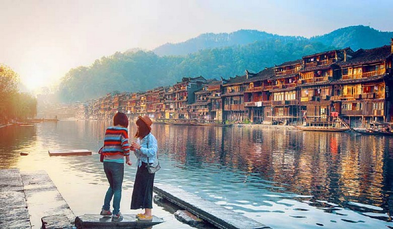 Du khách mặc trang phục cổ trang chụp ảnh trước cổng Đông Môn