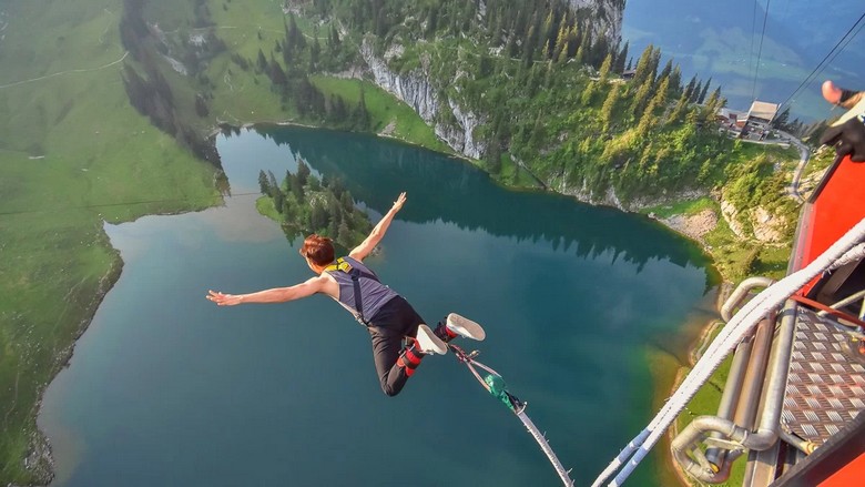 Du khách trải nghiệm nhảy bungee cao 260 mét dưới cầu kính Đại Hiệp Cốc