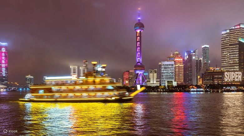 Du thuyền sông Hoàng Phố về đêm với ánh đèn rực rỡ hai bên bờ