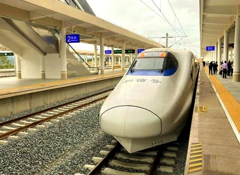 Ga tàu cao tốc Lệ Giang đón khách từ Đại Lý