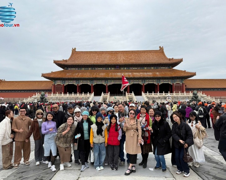 Gia đình có trẻ nhỏ chụp ảnh trước Tử Cấm Thành