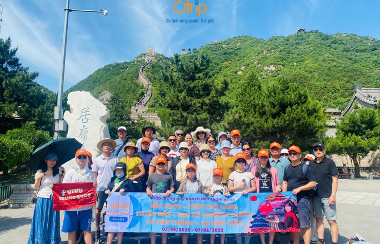 Gia đình nhiều thế hệ đi tour Trung Quốc cùng hướng dẫn viên tiếng Việt