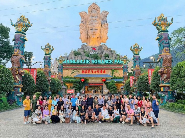 Gia đình nhiều thế hệ khách Hà Nội tham quan Tây An