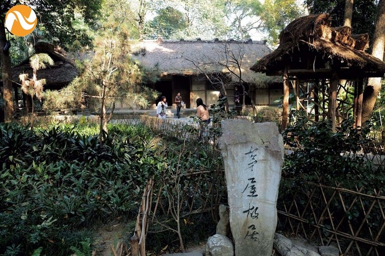 Gia đình nhiều thế hệ tham quan Đỗ Phủ Thảo Đường
