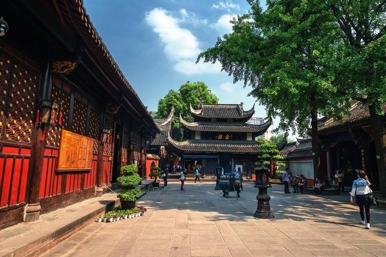 Gia đình nhiều thế hệ tham quan Văn Thù Viện