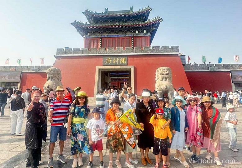 Gia đình trẻ nhỏ khách Hà Nội tham quan Tây An