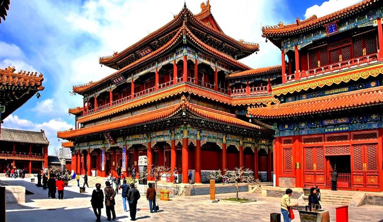 Gian điện sơn đỏ vàng rực rỡ tại Ung Hòa Cung