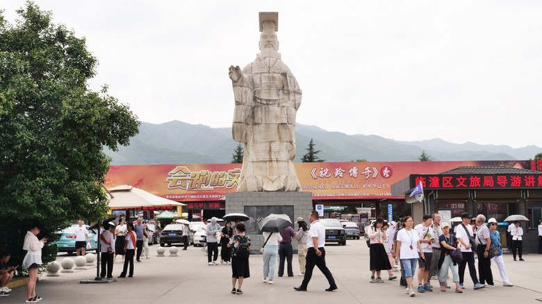 Hàng người xếp vé tham quan Binh Mã Dũng vào cao điểm
