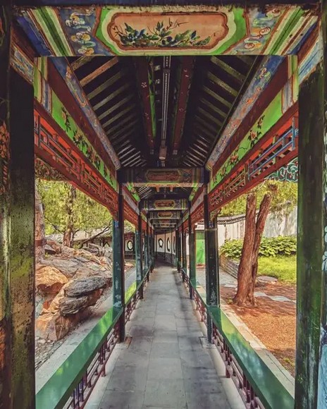 Hành lang dài sơn vẽ tinh xảo tại Di Hòa Viên