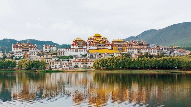 Hồ Lamuyangcuo phản chiếu Tùng Tán Lâm Tự vào buổi sáng