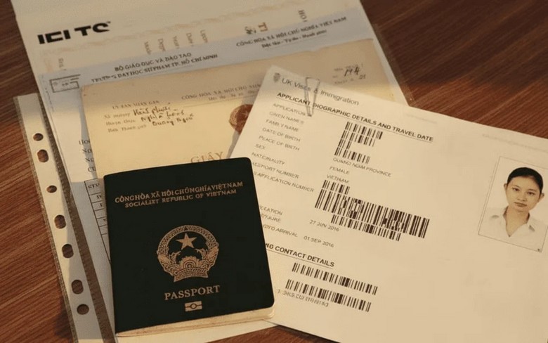 Hộ chiếu và hồ sơ visa được chuẩn bị trước chuyến đi Trung Quốc