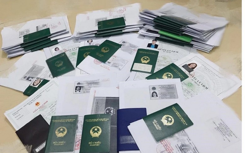 Hộ chiếu và hồ sơ visa Trung Quốc chuẩn bị sẵn trên bàn