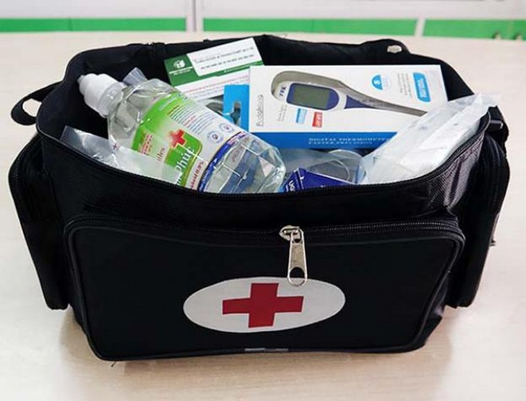 Hộp thuốc cá nhân và đơn thuốc chuẩn bị sẵn cho chuyến đi